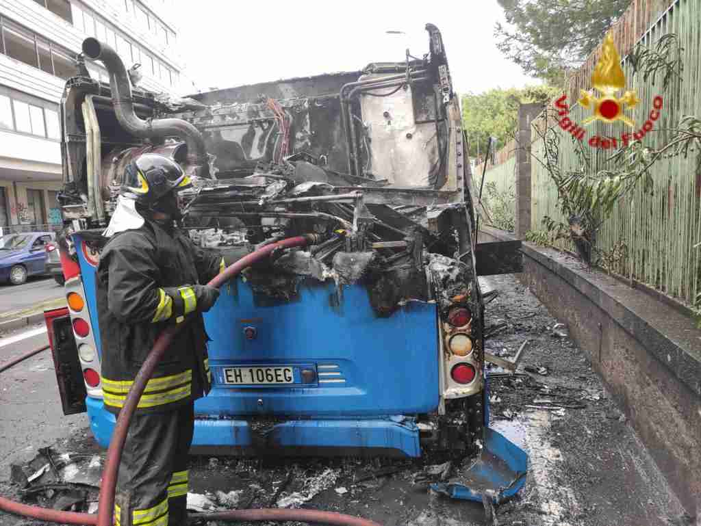 Autobus in fiamme, intervento dei vigili del fuoco