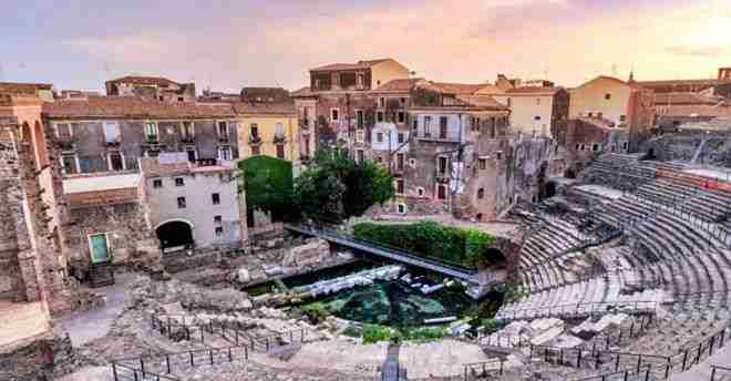Studenti di Catania a lezione di filosofia al Teatro greco-romano