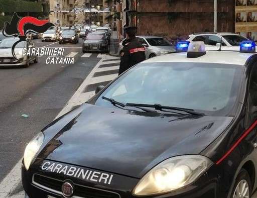 Catania: sfonda la porta di casa dell’ex, arrestato