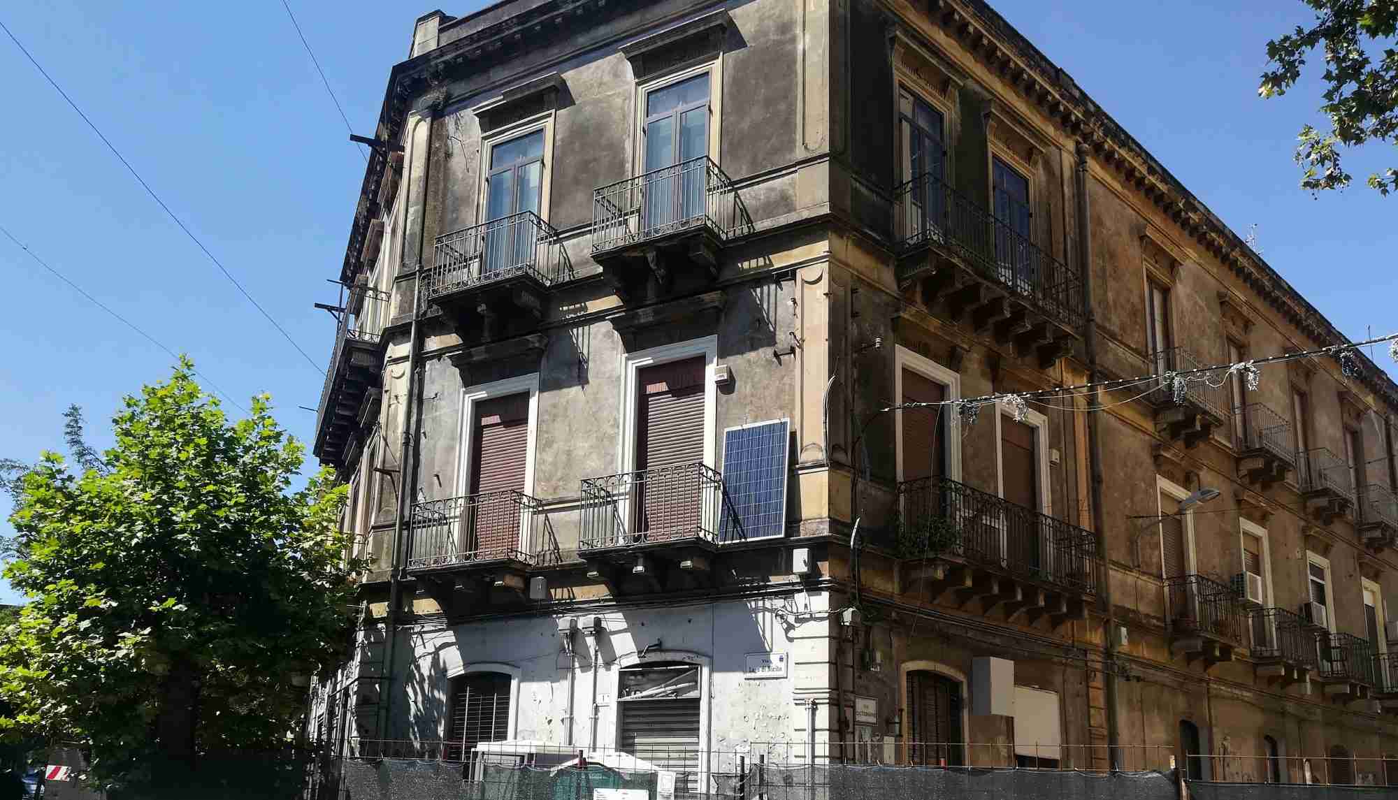 Via Castromarino, palazzina acquistata dall’impresa CMC per demolire e ricostruire l’immobile.