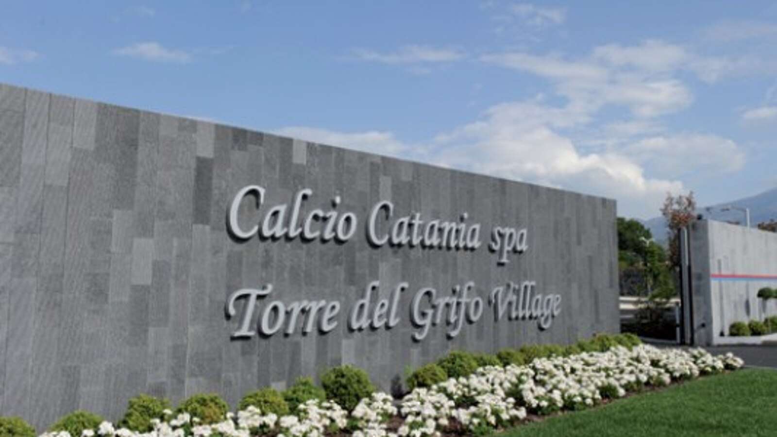 Calcio: cinque offerte per il Catania