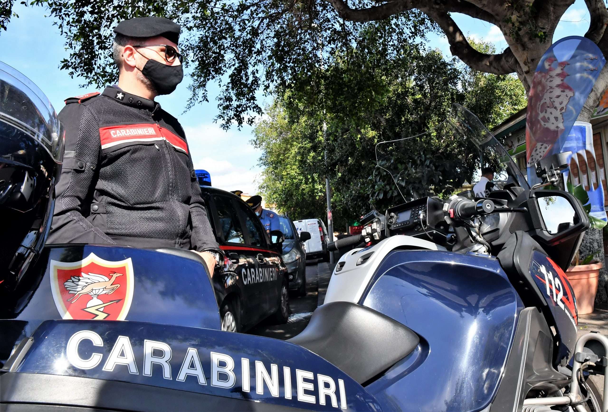 Richieste estorsive di denaro e maltrattamenti alla madre, arrestato