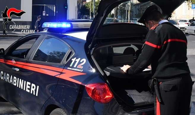Catania: rinvenute 400 cartucce e mitragliatrice, denunciato