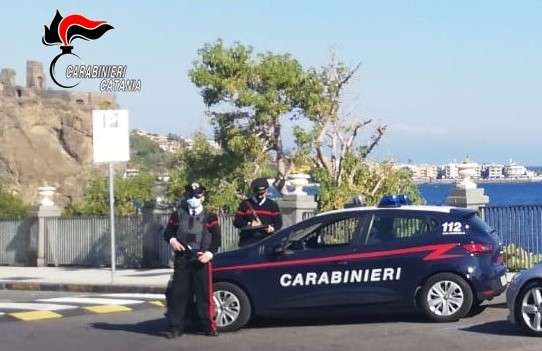 Aci Castello: sorpreso con la droga addosso, pusher denunciato