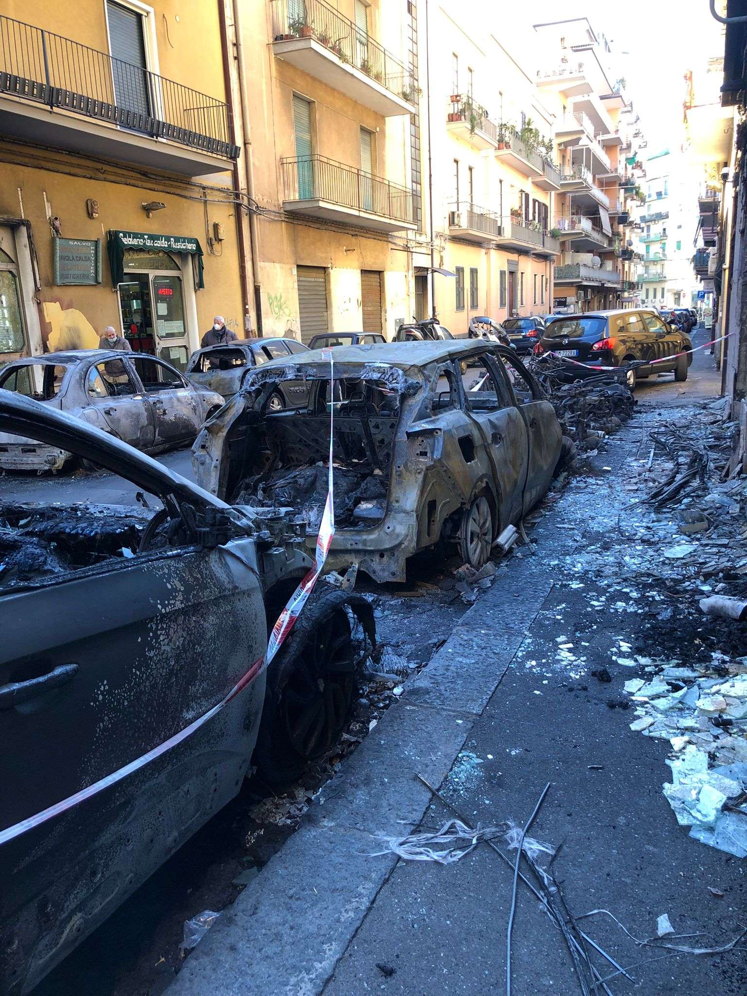 Ferrara, “rimuovere auto e scooter carbonizzati in via Padova”