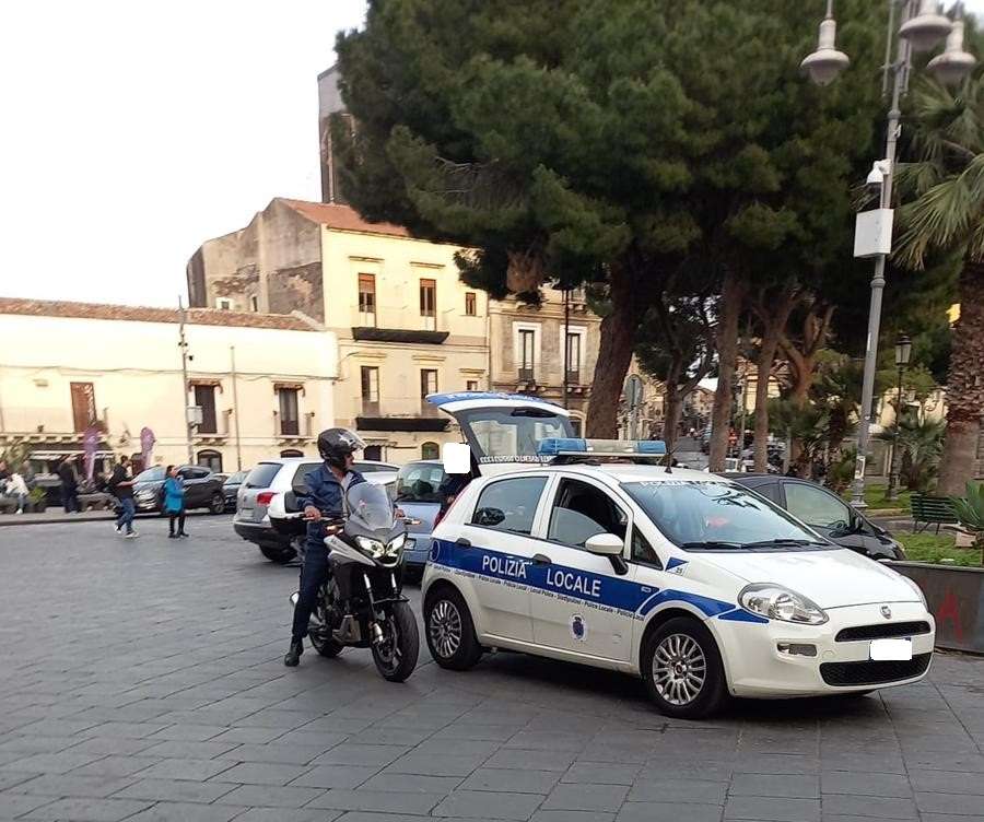Controlli Polizia Municipale in piazza Federico di Svevia