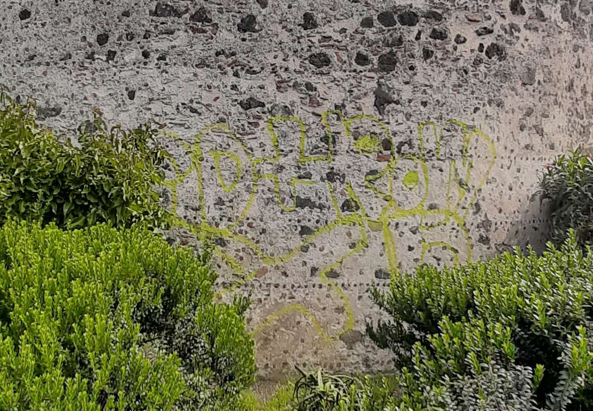 Castello Ursino, imbrattato di vernice l’esterno del maniero: denuncia e restauro urgente