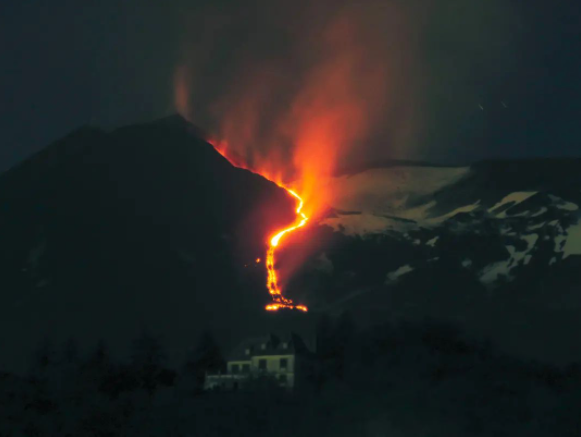 Etna: esperti, “nuovo flusso lavico generato dalla bocca effusiva”