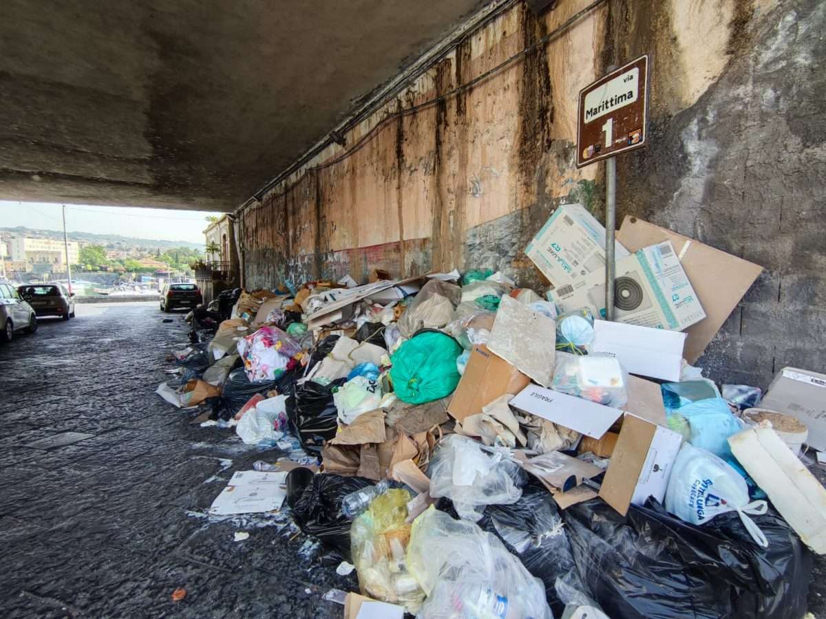 Borgo Marinaro Ognina invaso dai rifiuti, Cardello: “Siamo ben oltre l’emergenza”