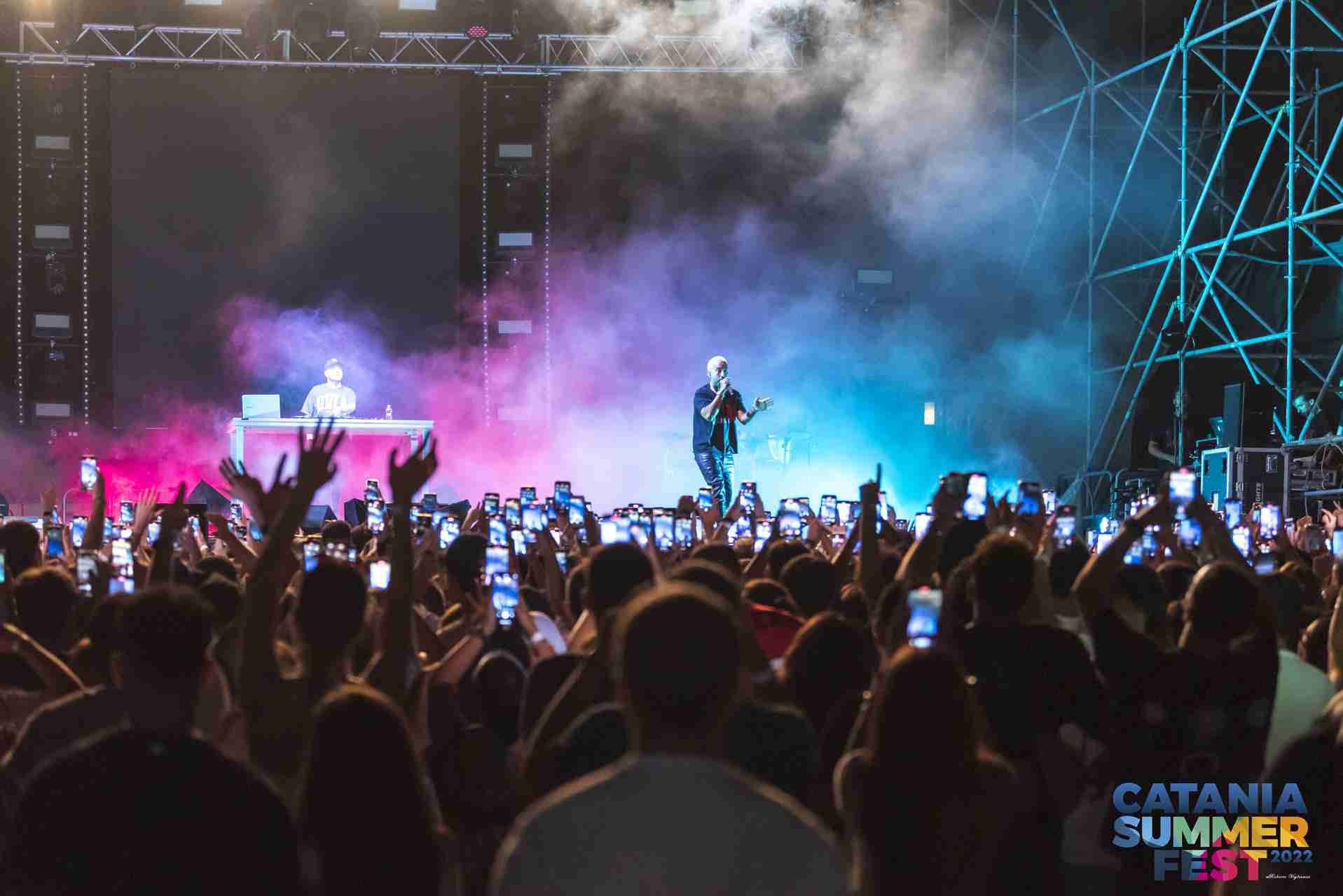 Summer Fest 2022, il rap di Luchè esalta i suoi fan a Villa Bellini