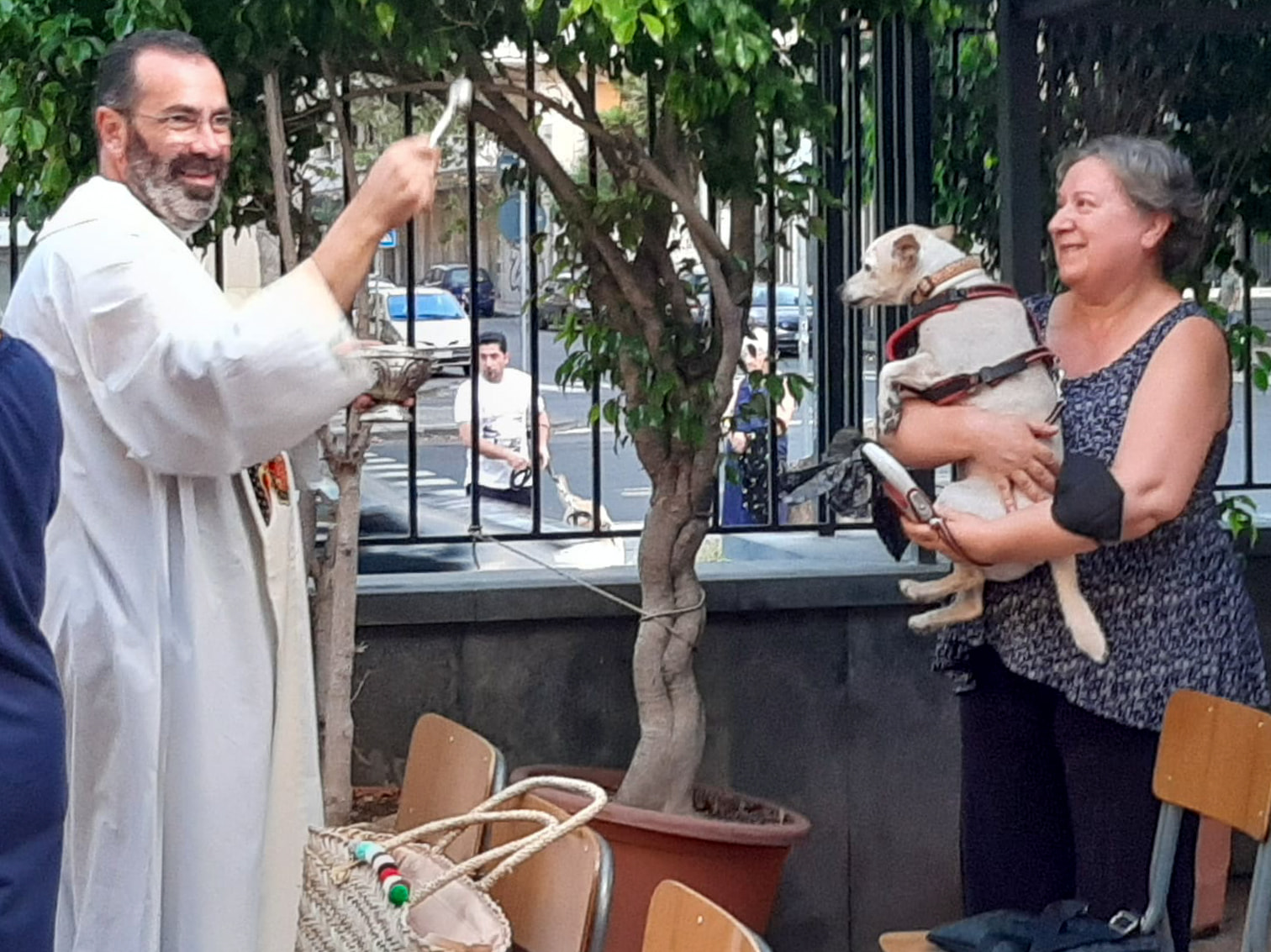 Corso Italia e i suoi cani accolti nella Parrocchia Cristo RE