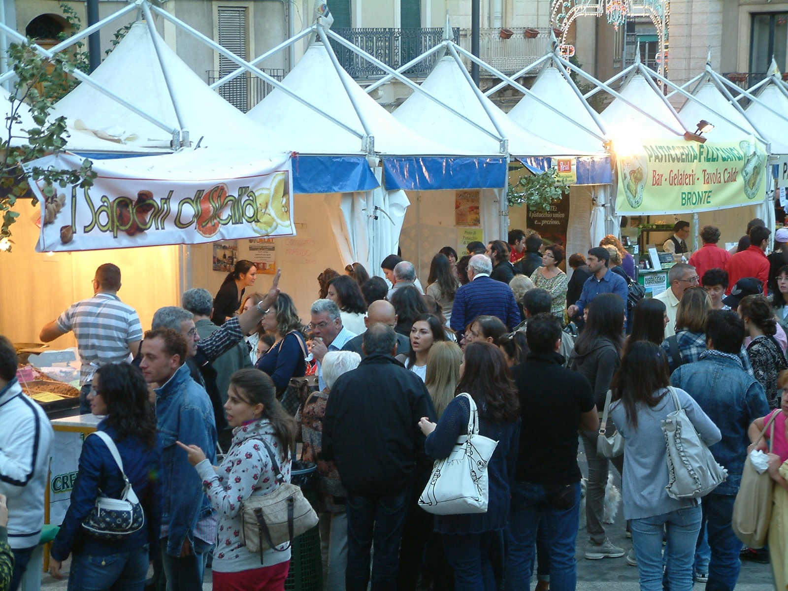 Clementino in concerto alla sagra del pistacchio