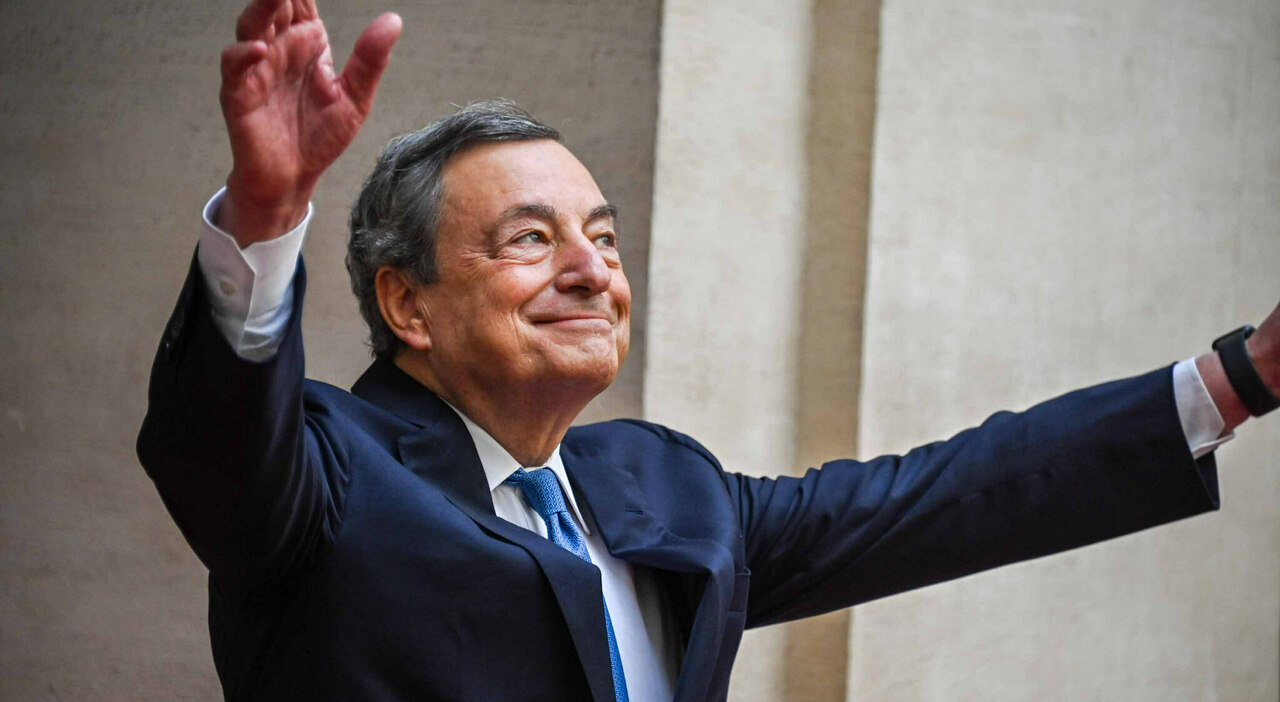 Draghi lascia Palazzo Chigi, l’applauso dei dipendenti