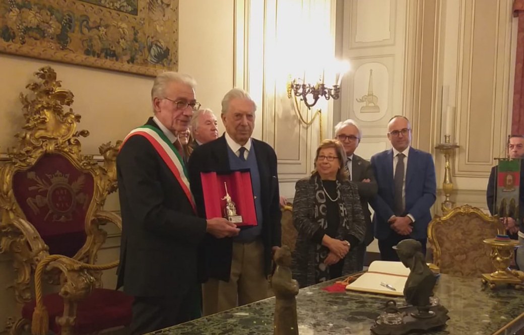 Portoghese consegna Elefantino d’argento al premio Nobel Vargas Llosa
