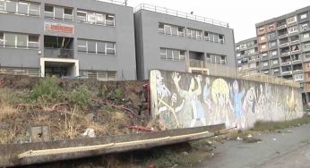 Rapina nel cortile della scuola, tre feriti