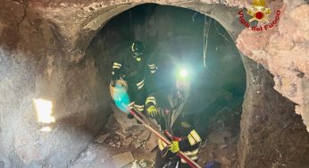 I Vigili del Fuoco intervengono per un crollo in via Merlo a Catania