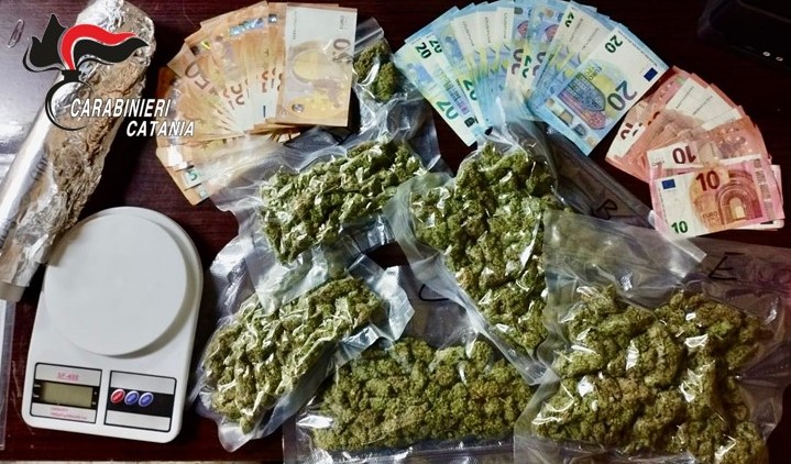 Trovato con 413 grammi di marijuana in casa, arrestato