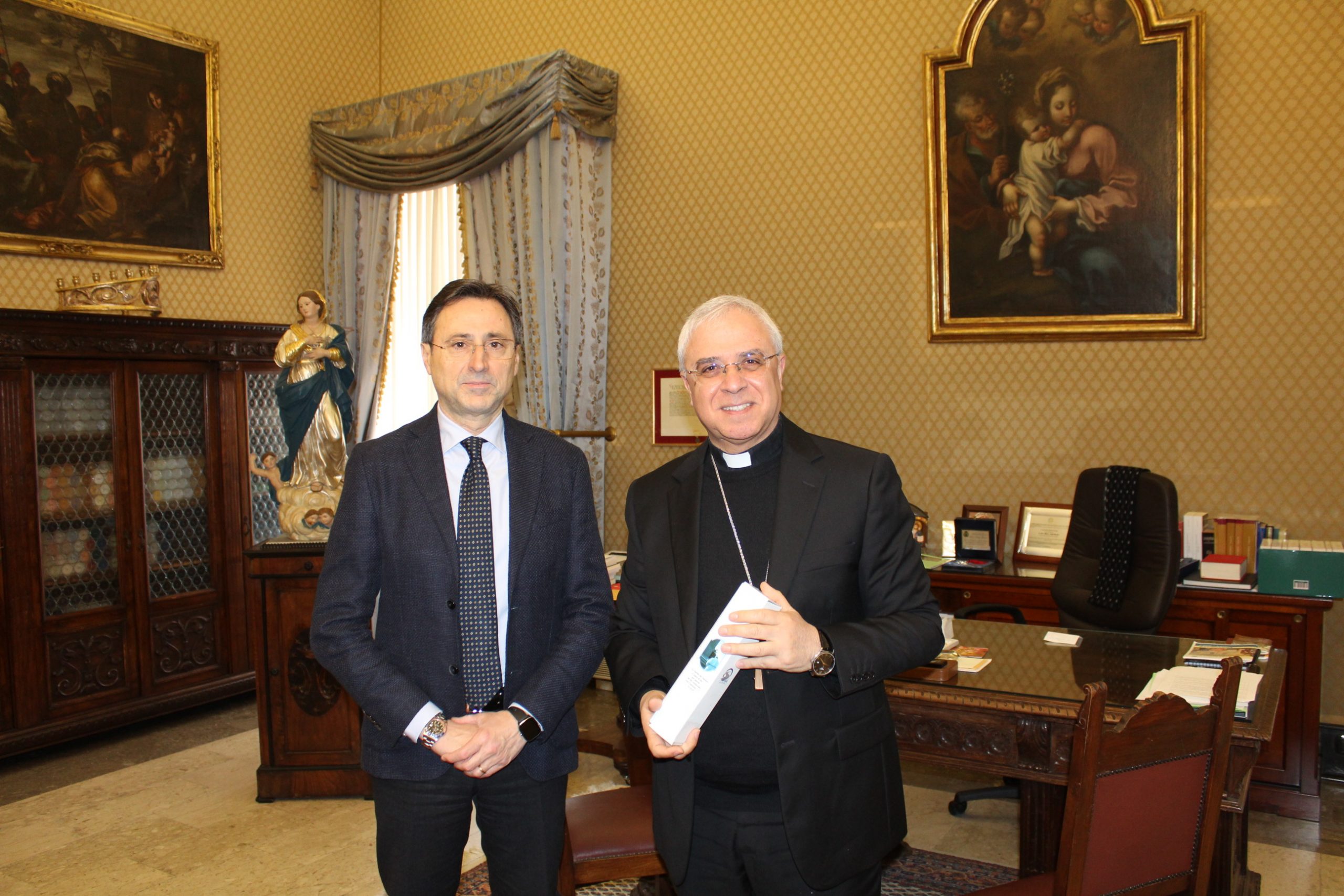 Il Questore di Catania consegna l’olio della Memoria a Mons. Luigi Renna