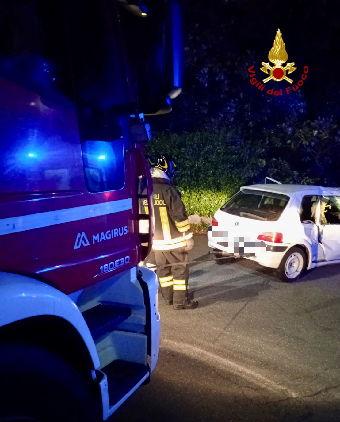 Incidente stradale a Viagrande, intervento dei vigili del fuoco