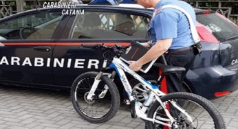 Ruba la batteria di una bicicletta elettrica e scappa, arrestato