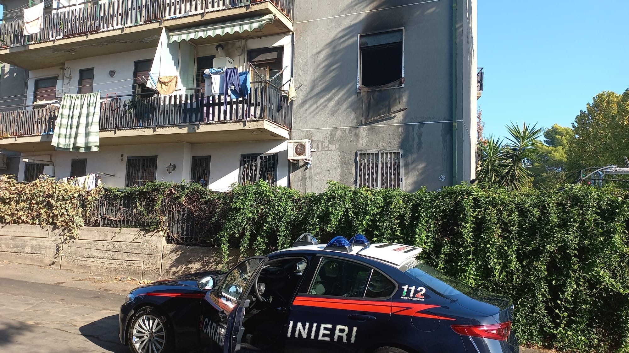 Mascalucia: Carabinieri soccorrono due anziani da un appartamento in fiamme.