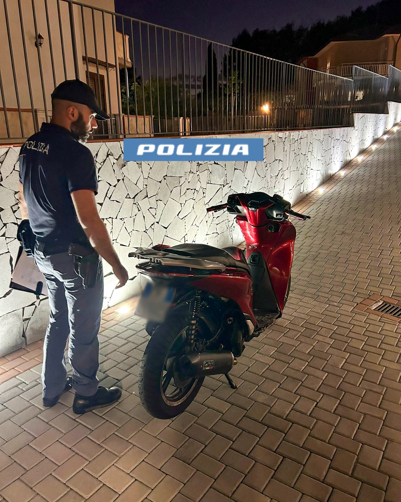 “Acrobazie” con lo scooter, la polizia individua 17enne e sanziona la mamma