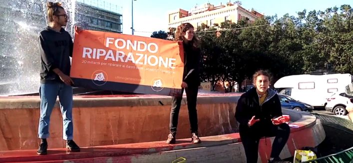 Attivisti colorano di arancione la Fontana dei Malavoglia