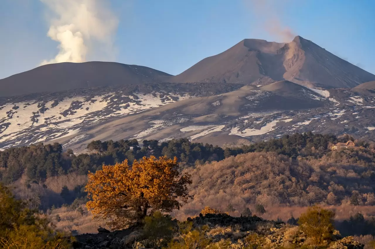 Etna: emissioni di cenere dal cratere di sud-est