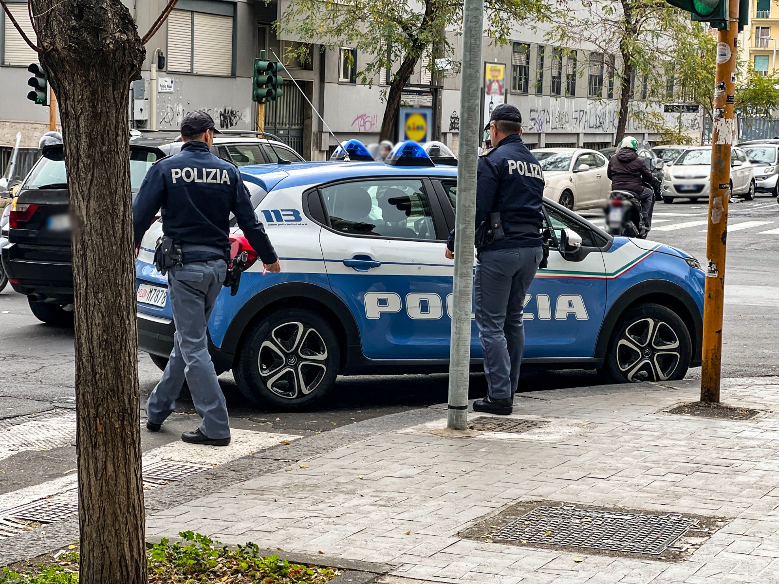 Danneggia l’ingresso di una banca, 36enne denunciata