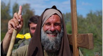 La via Crucis con la croce del missionario laico Biagio Conte