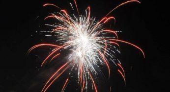 Sparano fuochi d’artificio in strada per festeggiare un compleanno, denunciati