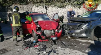 Incidente tra due vetture, donna estratta dalle lamiere dai vigili del fuoco