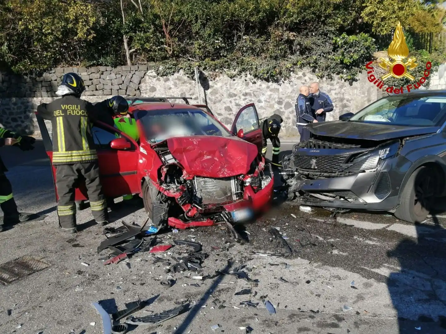 Incidente tra due vetture, donna estratta dalle lamiere dai vigili del fuoco