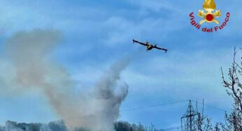 Vigili del Fuoco al lavoro per incendi di bosco e macchia mediterranea sull’Etna