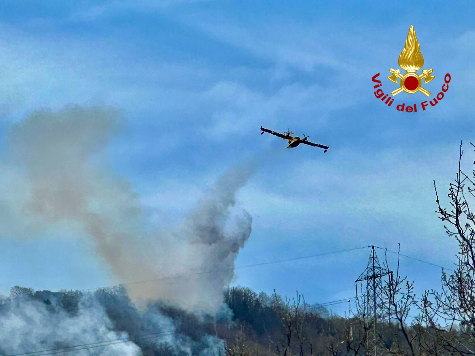 Vigili del Fuoco al lavoro per incendi di bosco e macchia mediterranea sull’Etna