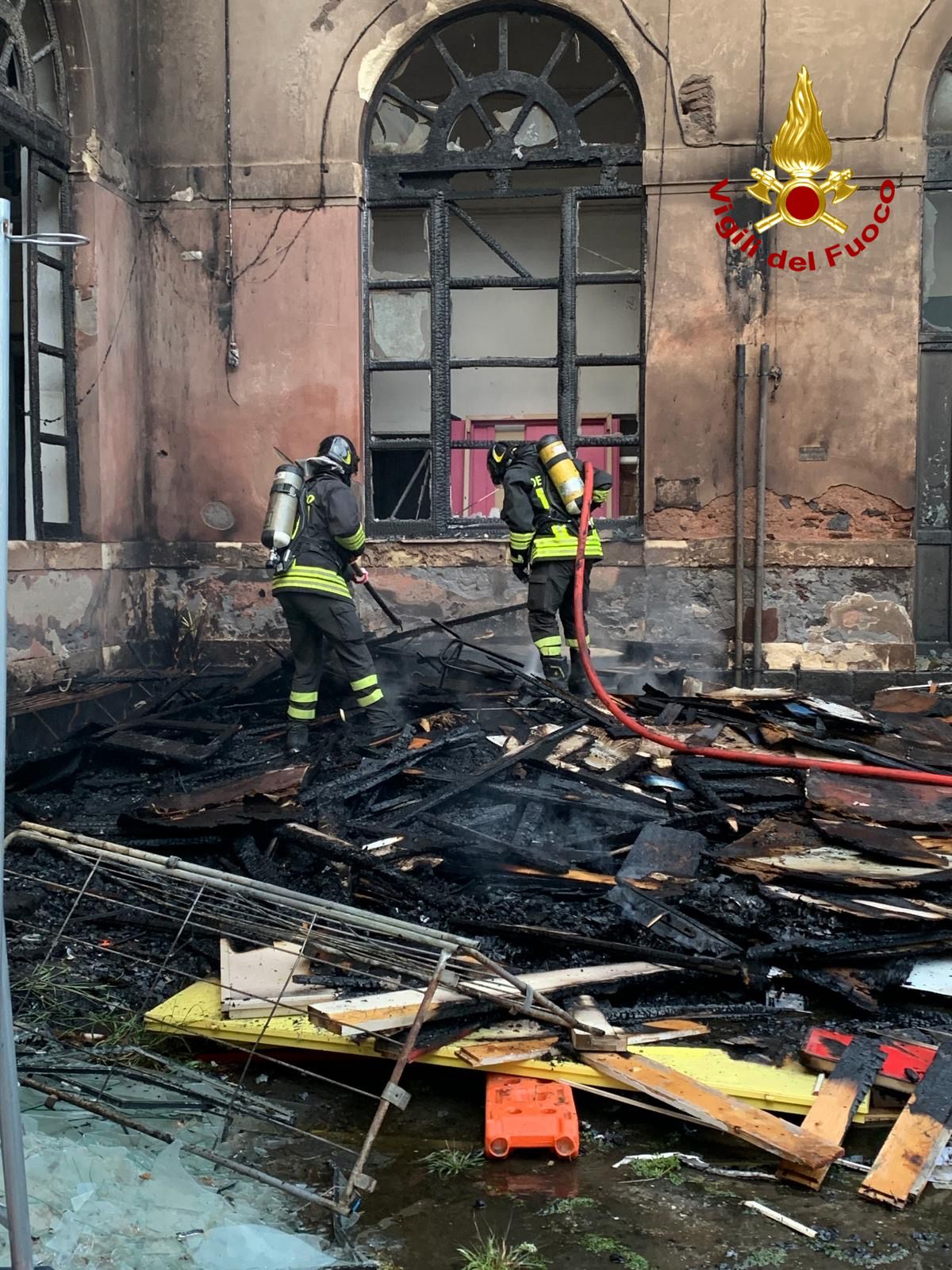 Incendio all’ex presidio ospedaliero “Vittorio Emanuele”