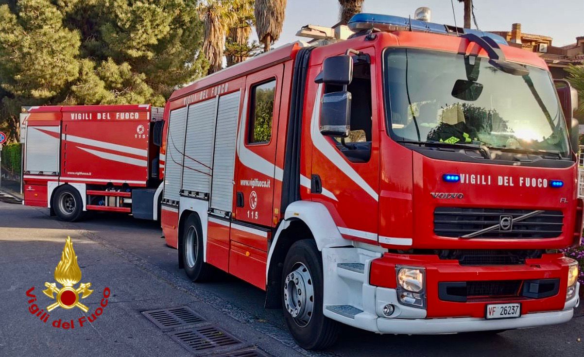 Con sigaretta accesa al rifornimento, avvolta dalle fiamme