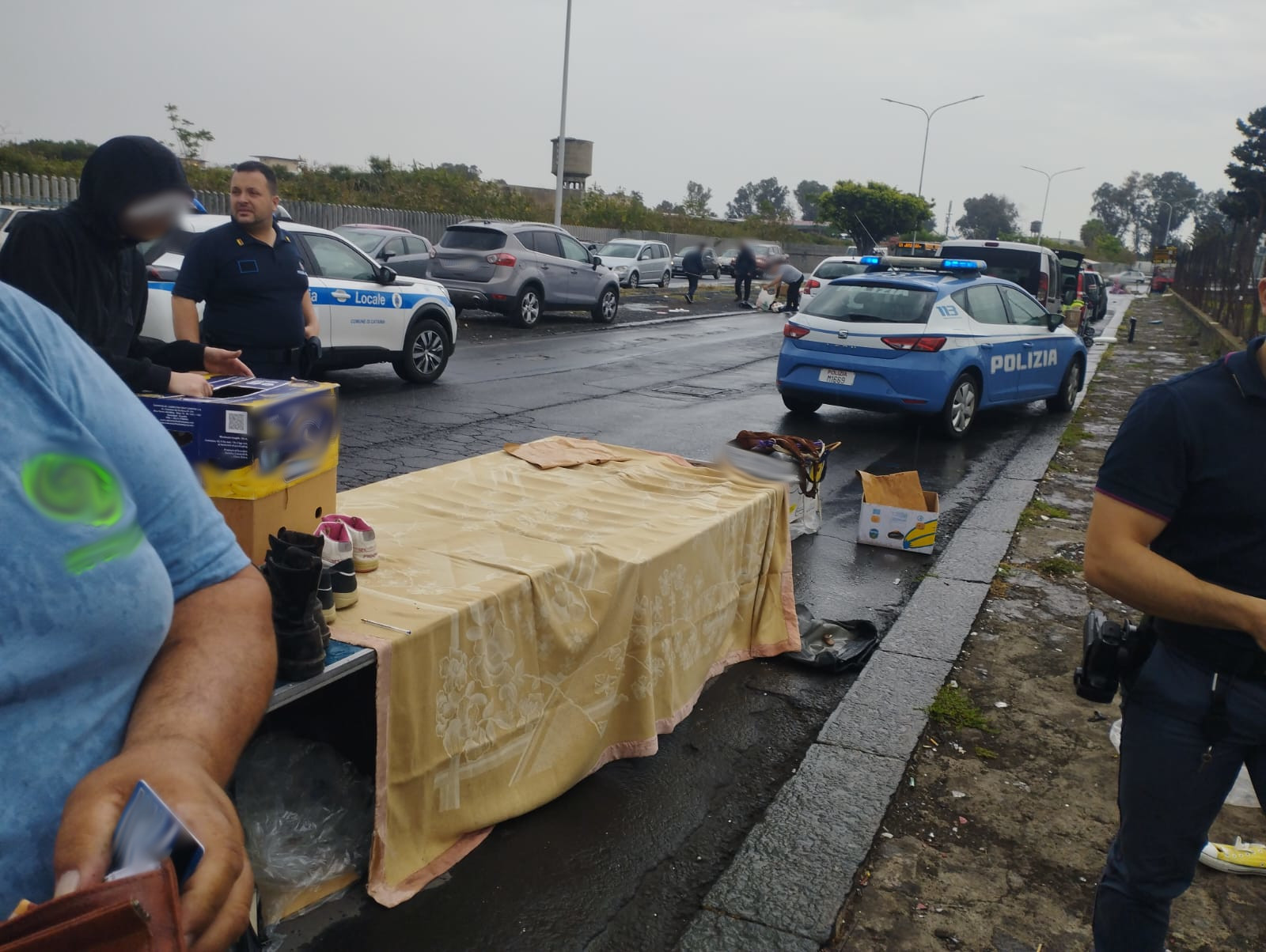 Controlli al mercatino delle pulci a Catania