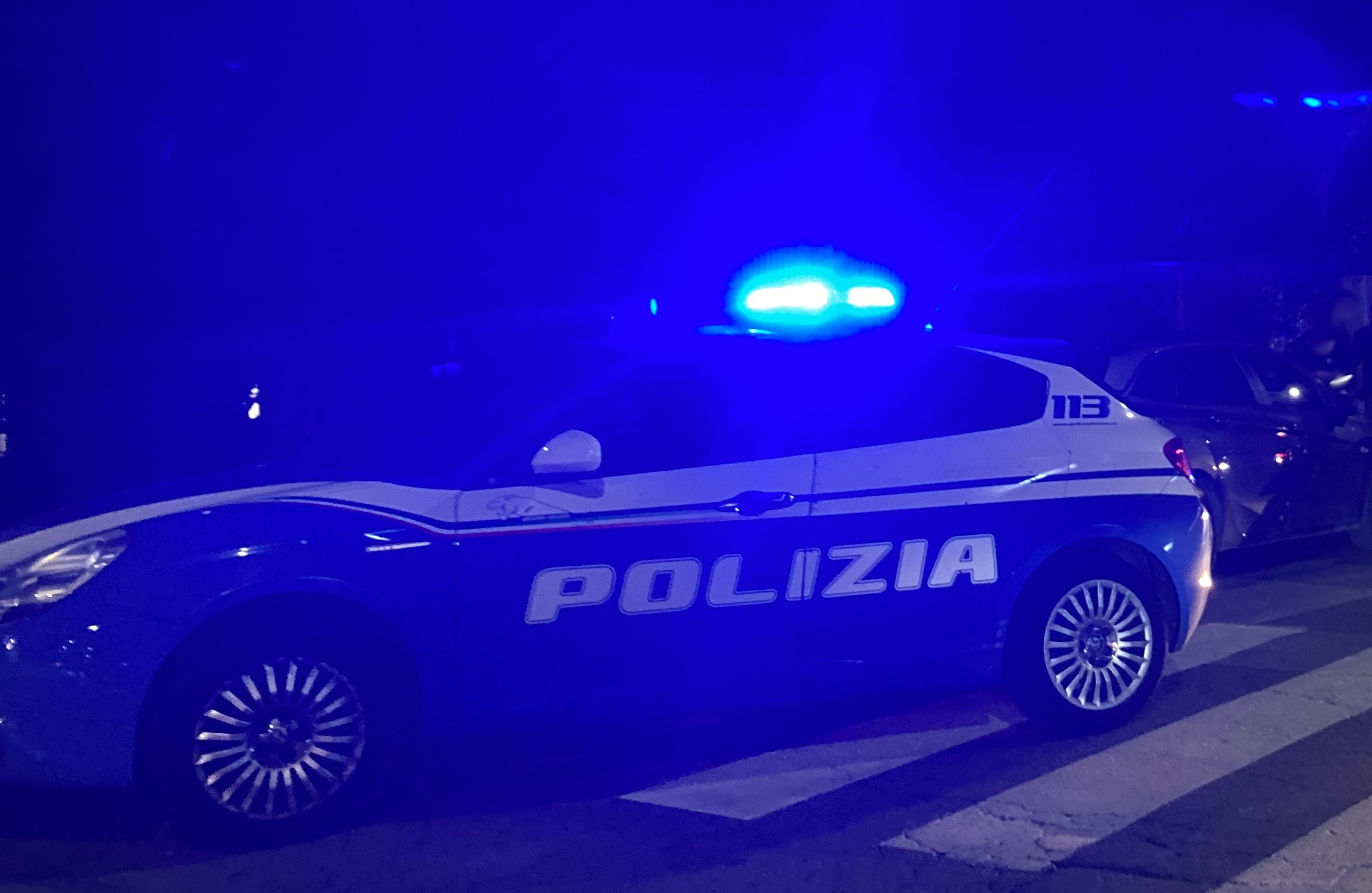 Polizia blocca tre giovani mentre tentavano di aprire auto