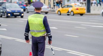 Stangata Automobilisti: getta un fazzoletto dal finestrino ma c’è la volante | Multa impressionante