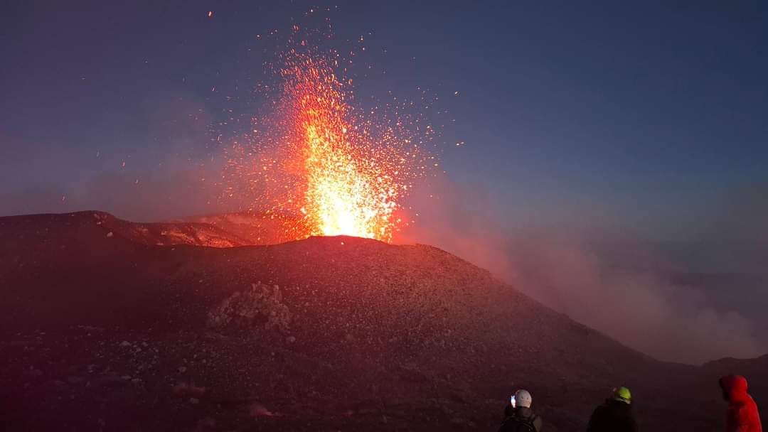 Spettacolare fontana di lava da cratere Voragine