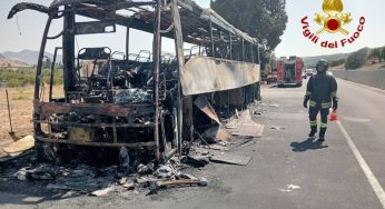 Incendio su un bus di linea sulla SS 417: tutti i passeggeri illesi