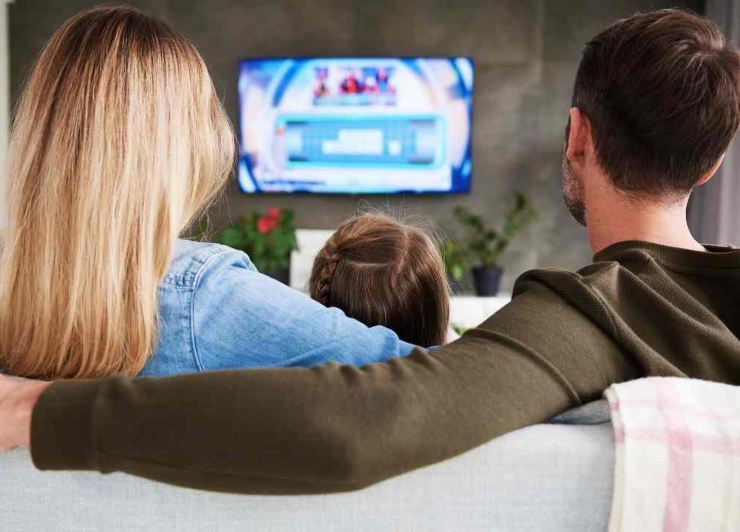 Famiglia guarda la televisione sul divano