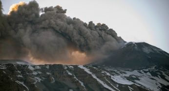 Eruzione dell’Etna: attività stromboliana dal Cratere Voragine