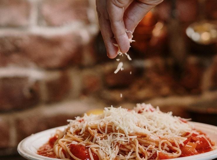 Formaggio grattugiato sugli spaghetti