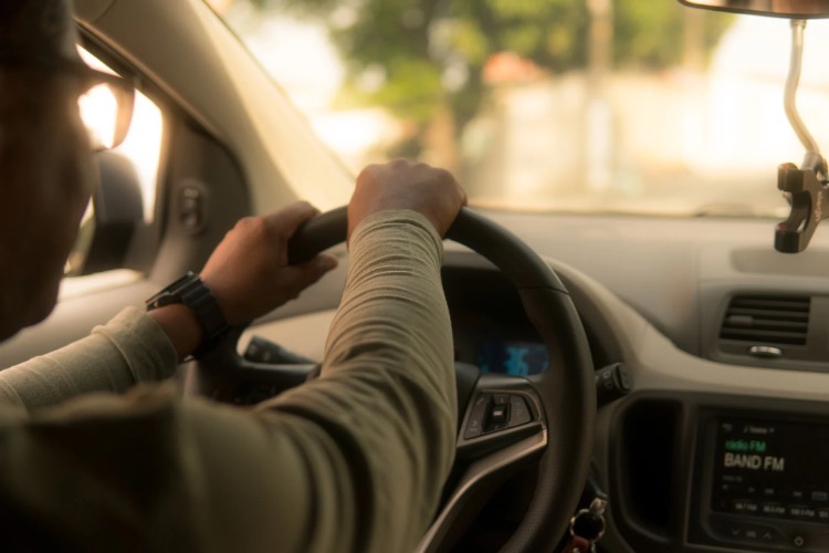 Uomo che guida auto 