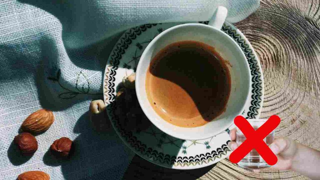 Niente bicchiere d'acqua con il caffè