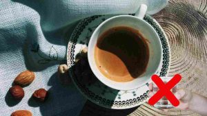 Niente bicchiere d'acqua con il caffè