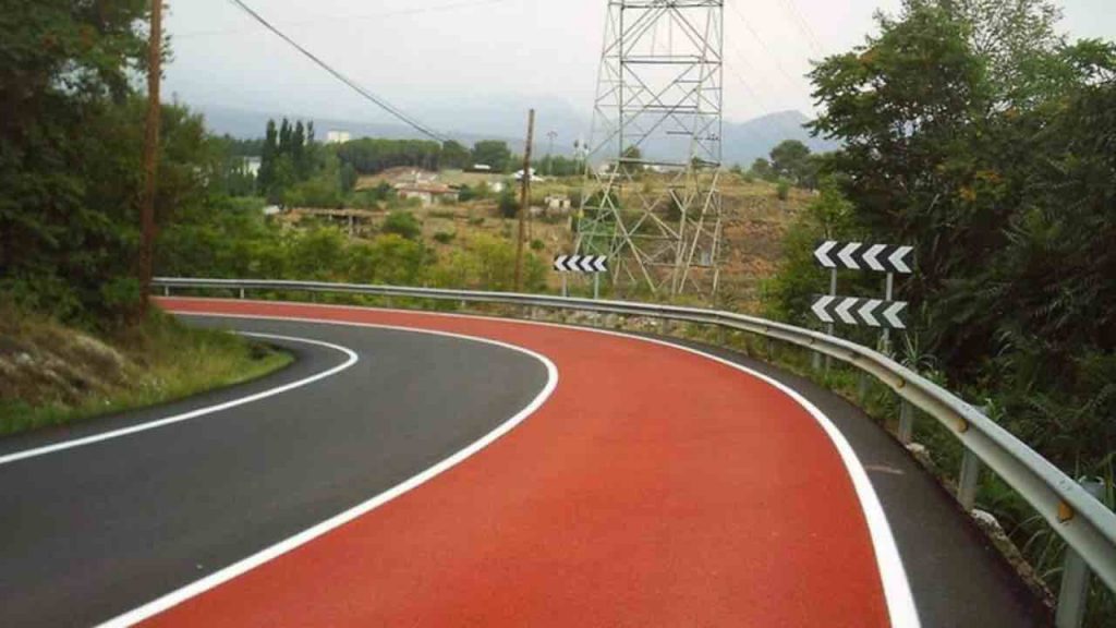 Strade dipinte di rosso