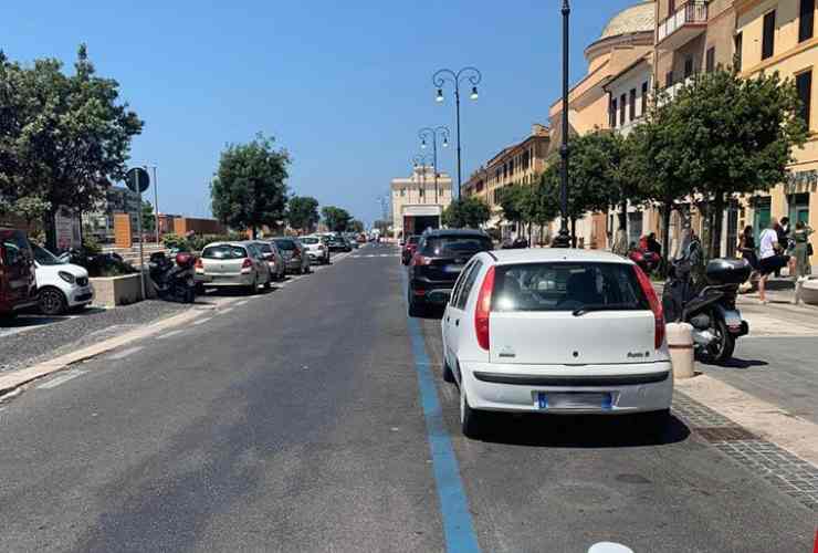 Loro parcheggiano gratis sulle strisce blu